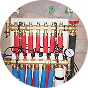 分集水器与管路间有保温管支撑